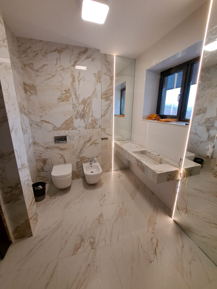 Proiect rezidențial baie cu imitație marmură Calacatta Bacău