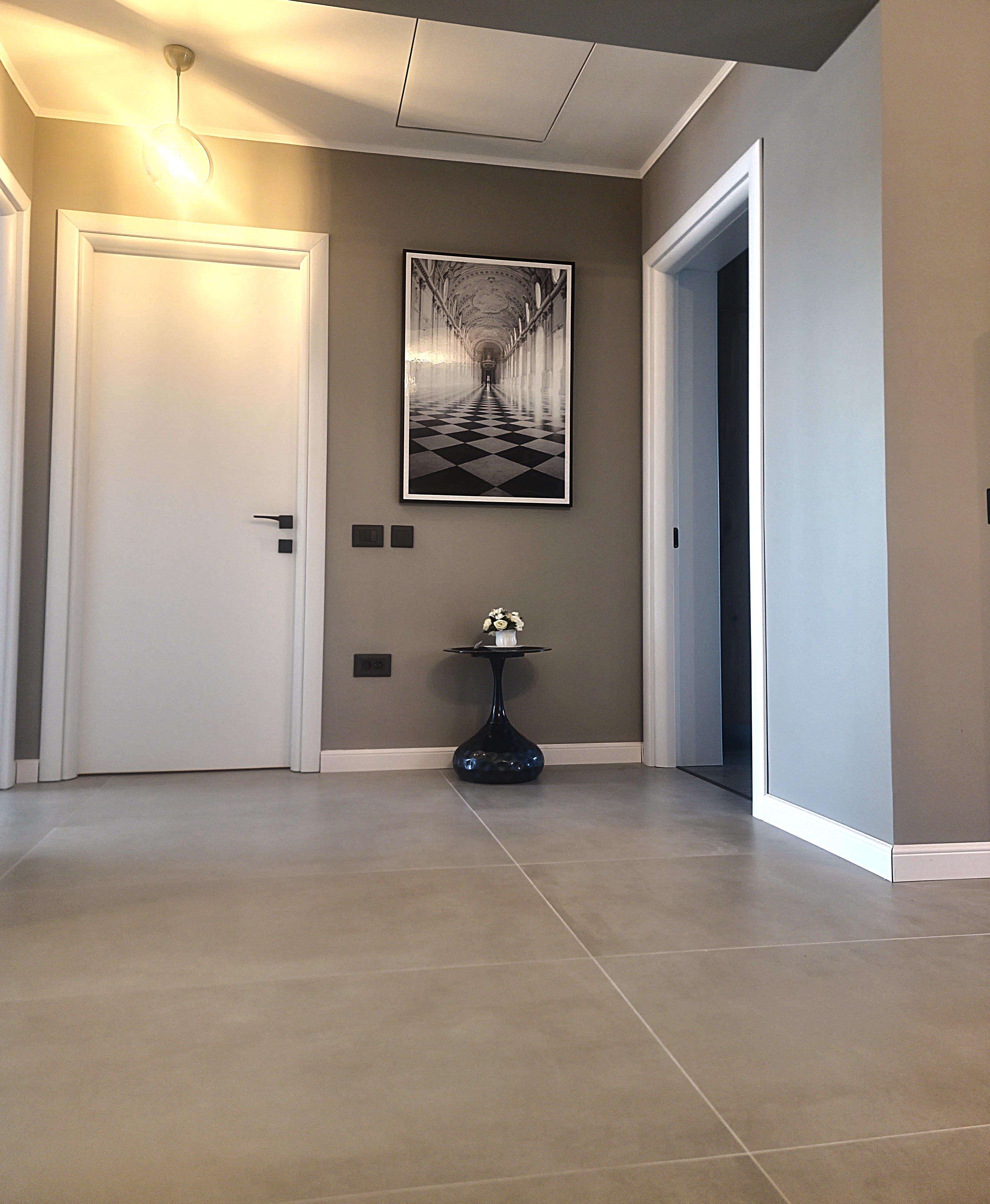 Proiect rezidențial living cu gresie cu aspect de ciment în Lumina