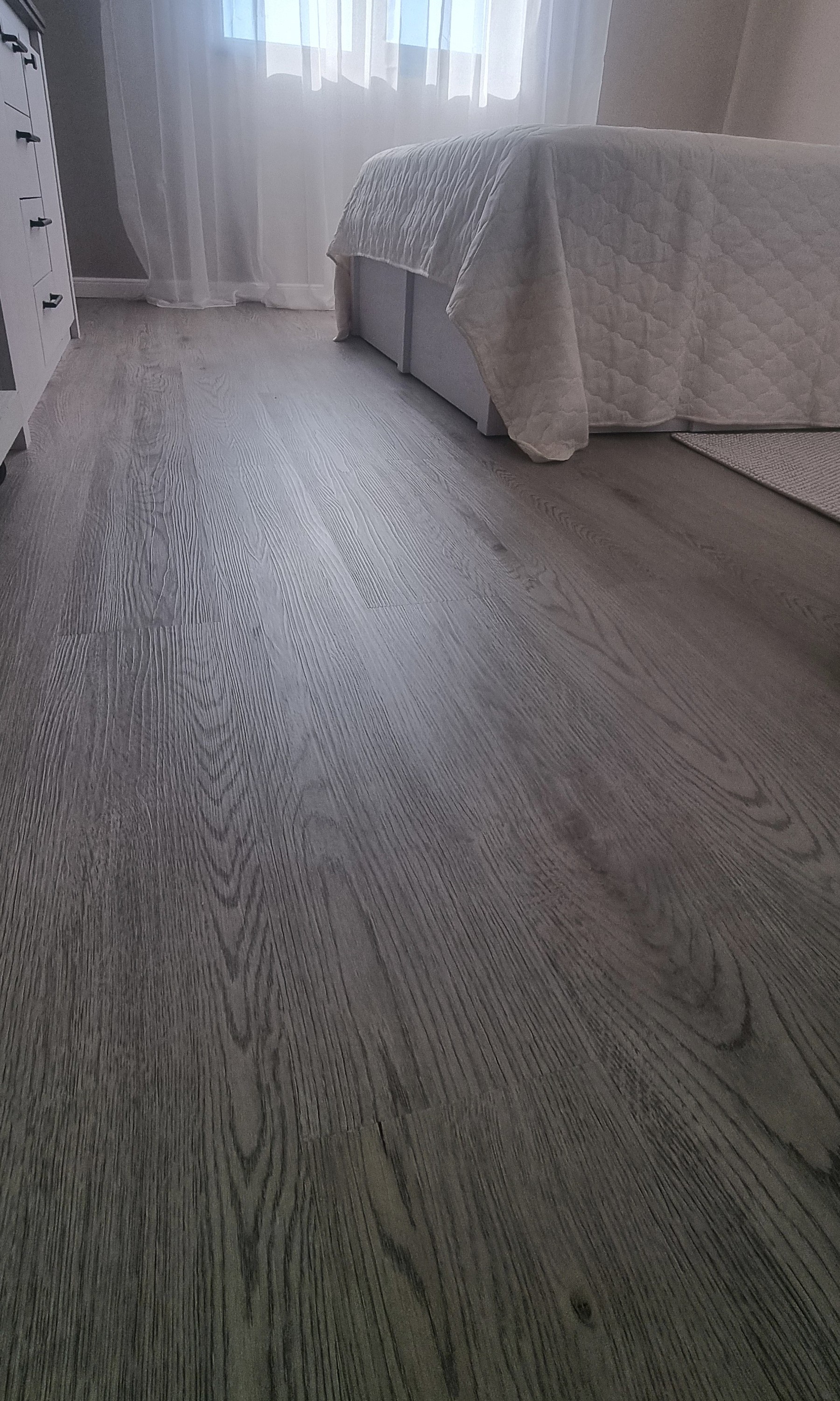 Proiect rezidențial dormitor cu parchet mineral SPC cu aspect de lemn în Lumina