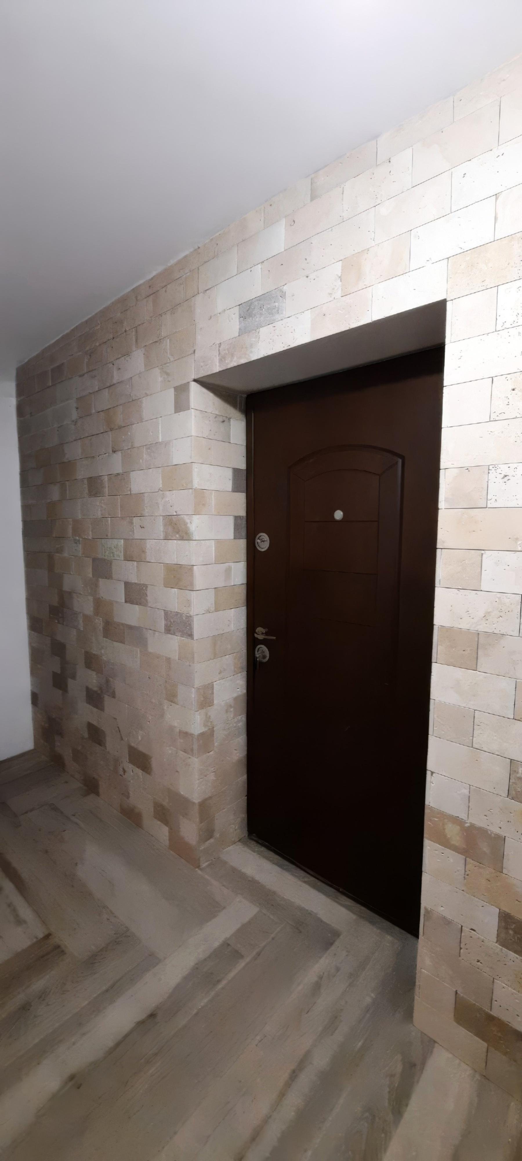 Proiect rezidențial hol de intrare placat cu travertin rustic antichizat