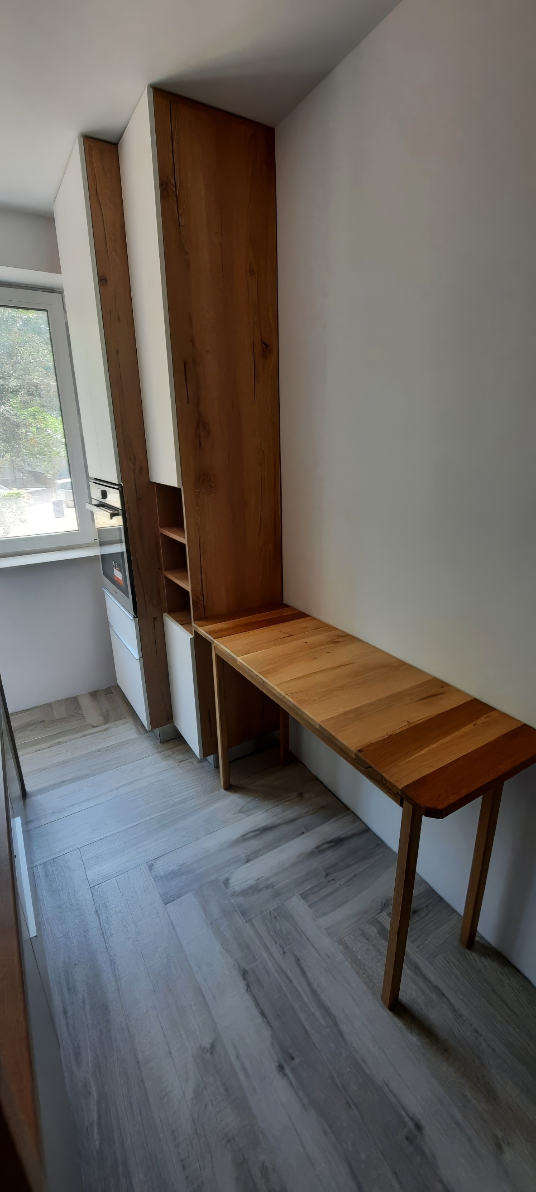 Proiect rezidențial bucătărie cu gresie porțelanată aspect lemn Autumn Gris