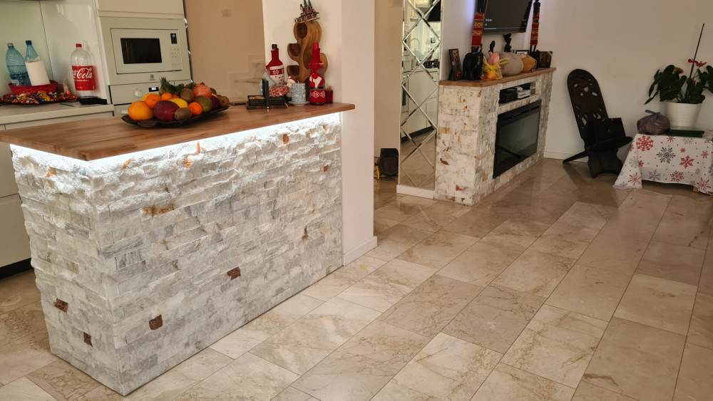Proiect rezidențial living cu marmură decorativă București